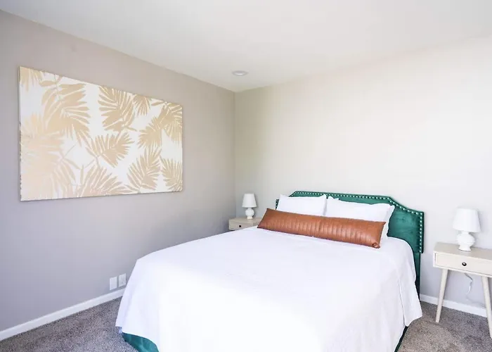 Midcentury With Pool & Rec Apartamento