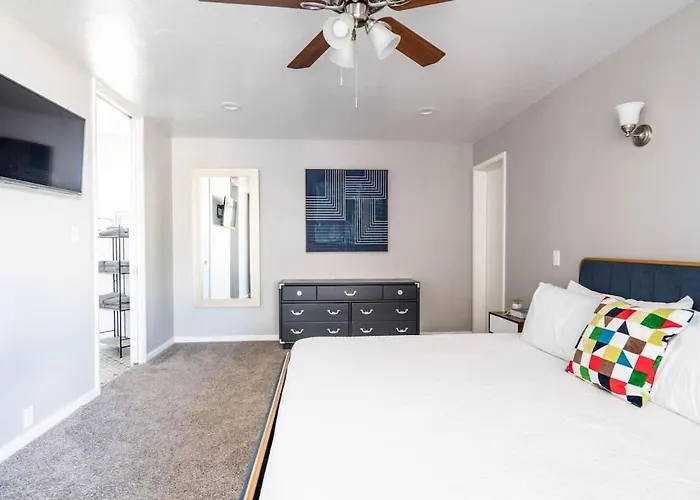 Apartamento Midcentury With Pool & Rec